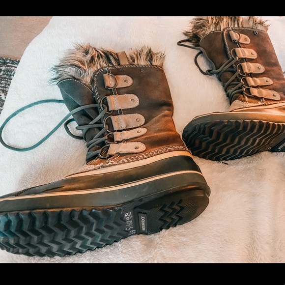 Women’s Grey waterproof Sorel’s! - Picture 3 of 3